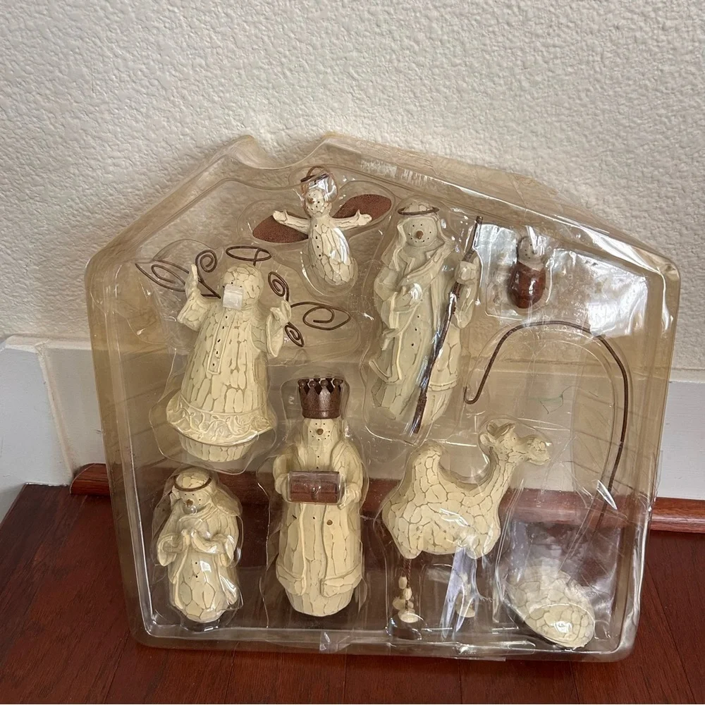Flurryville Living Quarters Snow Family Nativity Creche, Christmas